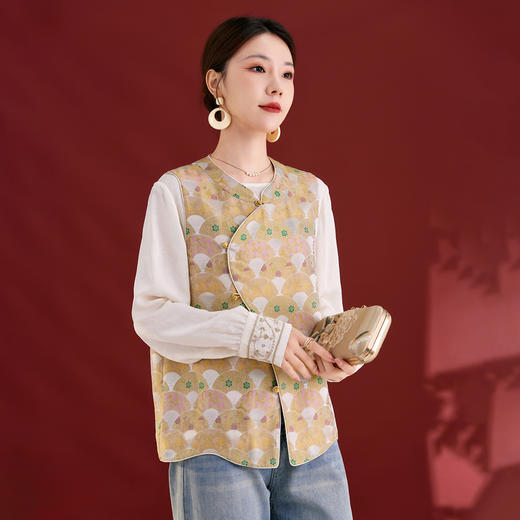 QS新中式秋季新款复古国风唐装圆领套头盘扣缎面提花马甲上衣女2761 商品图1