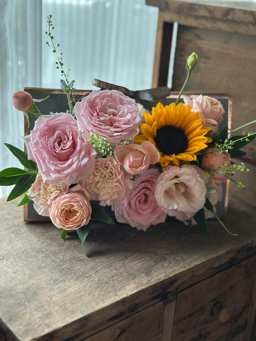 三角手提礼盒 两个色系可选 宽30厘米高17厘米 下单三盒可选择配送到家 只限一个收货地址 下单一盒请到店自提 商品图1