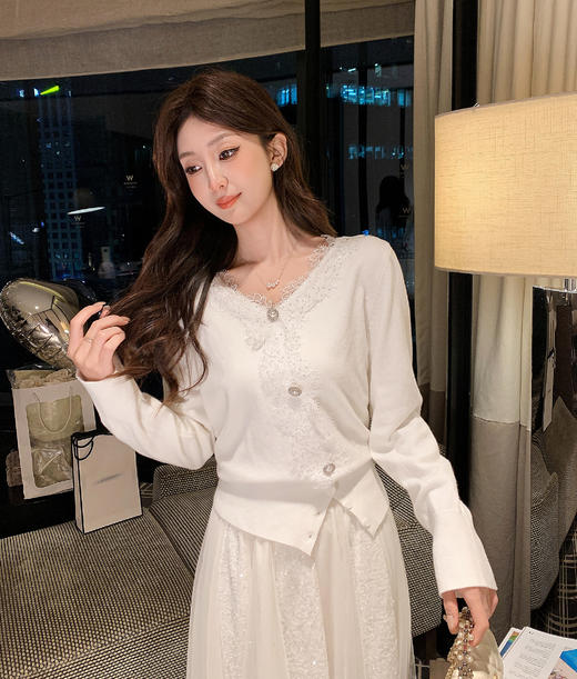 张心子【流光梦境】V领蕾丝拼接毛衣开衫 U2509009 商品图6