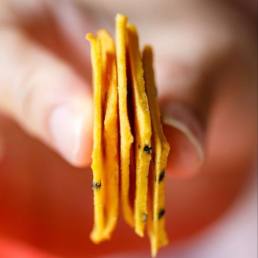 【地瓜酥】薄脆一口，甩掉油腻！健康酥脆，非油炸、纯薯芯、低温慢烤， 不加一滴水！ 锁住红薯天然香甜与营养，拒绝裹粉增厚！ 纯粹红薯原浆，慢火凝结成薄如蝉翼的3毫米真酥脆 商品图4