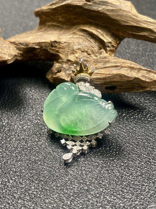 【FC0184】18K金镶嵌翡翠飘绿天鹅吊坠 水润光泽  玉质细腻 荧光起胶 色泽亮丽 商品图1