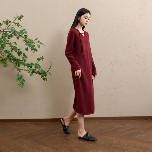 三彩【明日落红】2025冬季新款针织裙V领宽松开叉长裙C 商品图2
