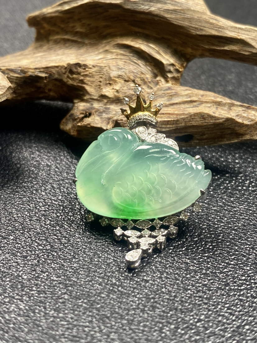 【FC0184】18K金镶嵌翡翠飘绿天鹅吊坠 水润光泽  玉质细腻 荧光起胶 色泽亮丽