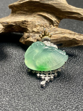 【FC0184】18K金镶嵌翡翠飘绿天鹅吊坠 水润光泽  玉质细腻 荧光起胶 色泽亮丽