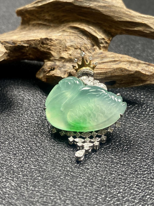 【FC0184】18K金镶嵌翡翠飘绿天鹅吊坠 水润光泽  玉质细腻 荧光起胶 色泽亮丽 商品图0