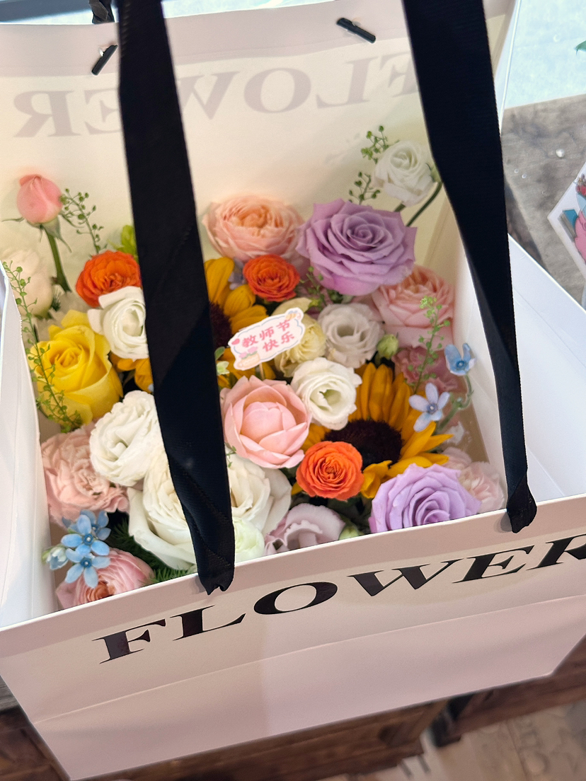 原木正方形花盒 带手提袋 木盒带花高度20厘米左右 宽度23厘米 可配送可自提