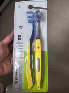 健俪康旋洁（锋净）洁齿牙刷（双支装）外包装轻微挤压变形