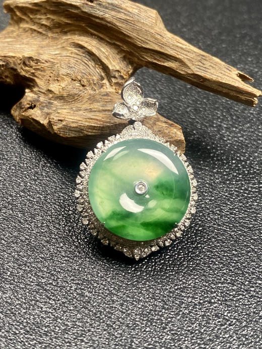 【FC0180】18K金镶嵌翡翠飘绿平安圆牌吊坠 水润光泽  玉质细腻 飘花灵动 商品图1