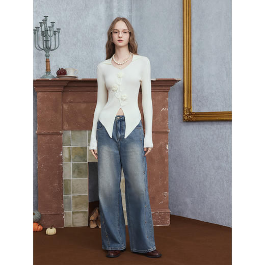 两三事 初雪绒花 2025秋季新款时尚立体花朵露脐长袖针织衫女 商品图2