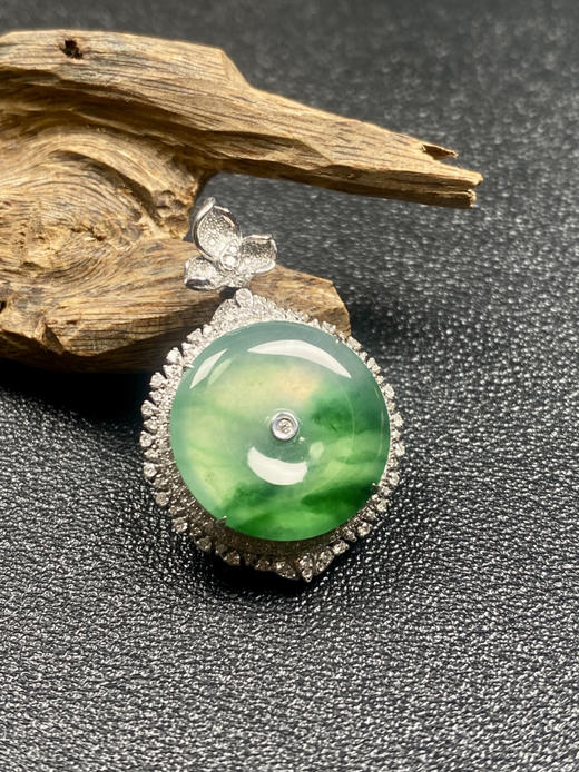 【FC0180】18K金镶嵌翡翠飘绿平安圆牌吊坠 水润光泽  玉质细腻 飘花灵动 商品图0