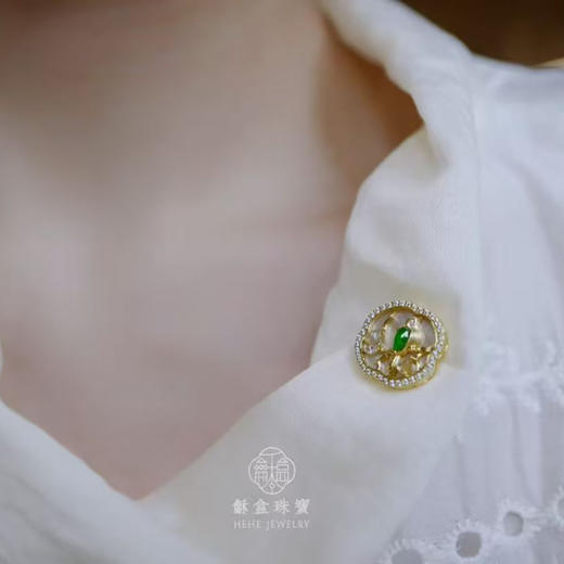 龢盒原创 羽翼轻抚四季流光 银镶翡翠扣式胸针 商品图3