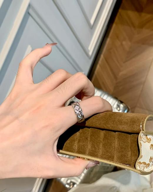 TB37-香奈儿菱格纹宽版水钻戒指（XK） 商品图1