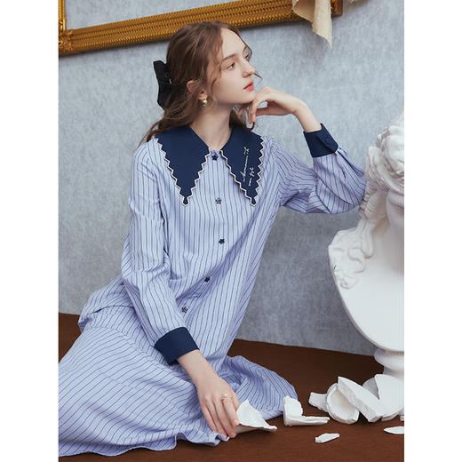 两三事梵高文艺 海上花 2025秋季新款印花领带刺绣翻领条纹连衣裙 商品图3