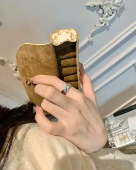 TB37-香奈儿菱格纹宽版水钻戒指（XK）