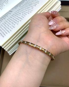 TB35-香奈儿菱格纹半钻手镯（XJ）