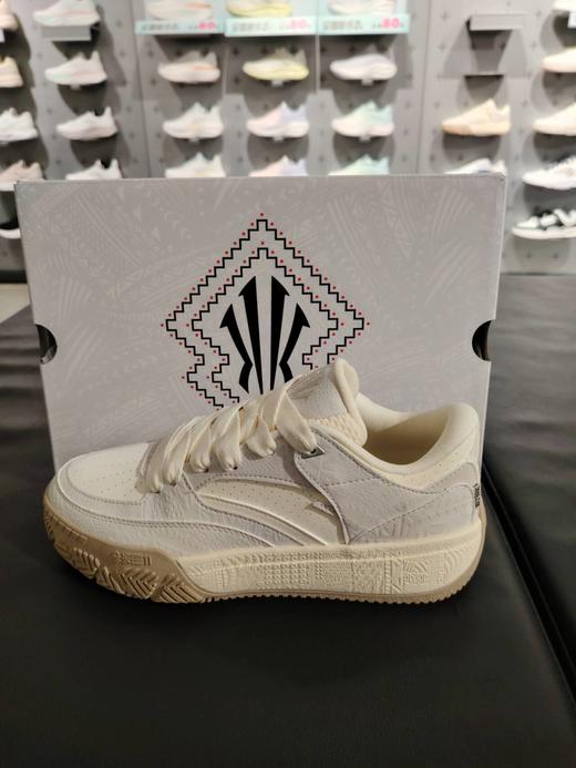 安踏男鞋2025冬新款欧文时尚休闲潮流运动篮球板鞋112541801 商品图1