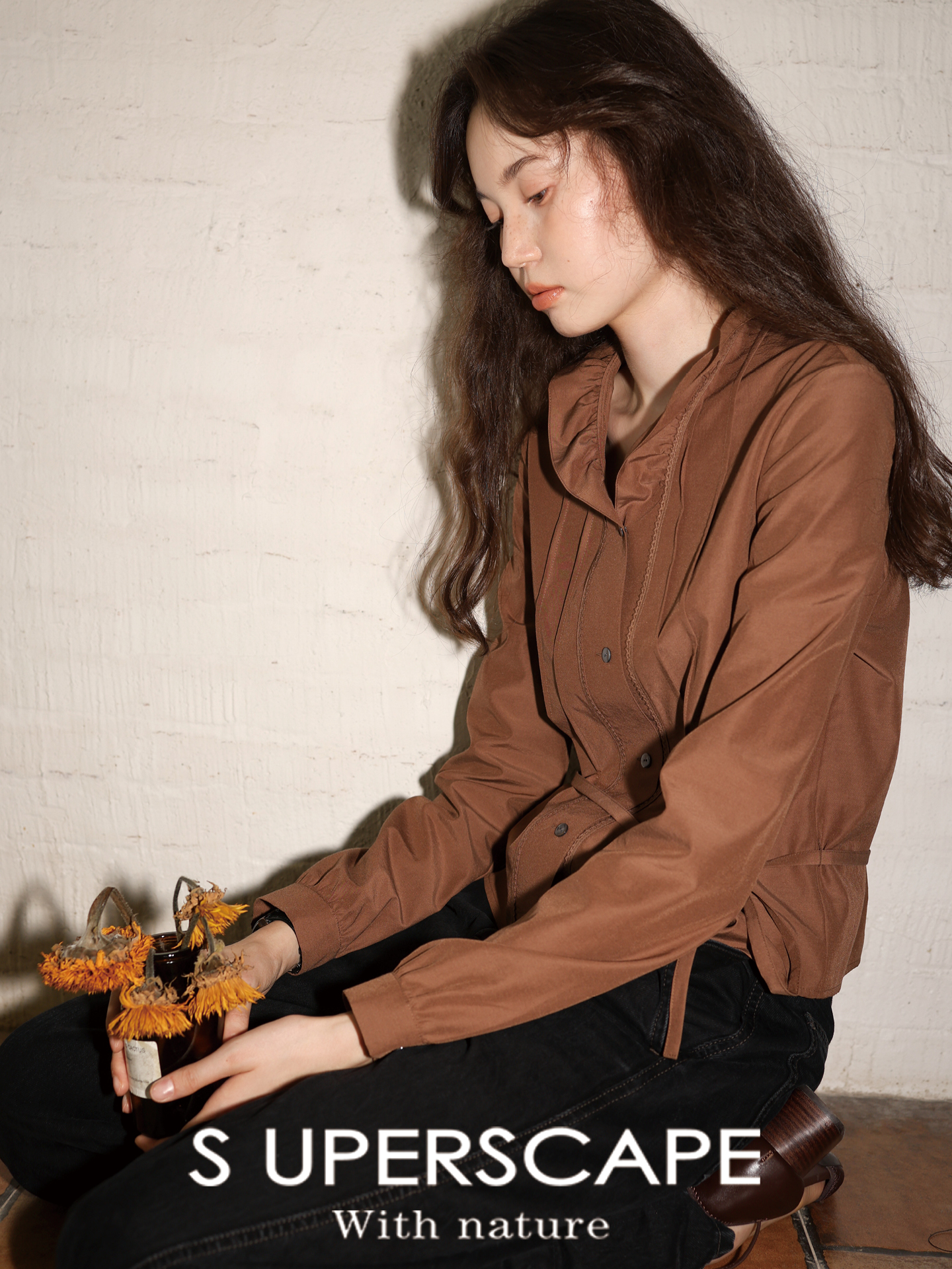 素舶 抗皱棉混纺挺阔设计感荷叶领压褶贝壳扣正肩系带修身短款衬衫