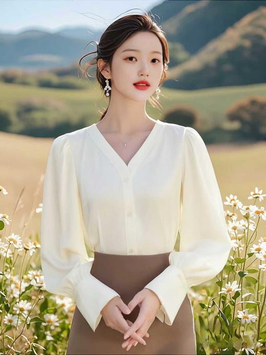 【秋上新】吉妮品牌 075A米色v领压褶秋季长袖小衫-喜出 商品图0