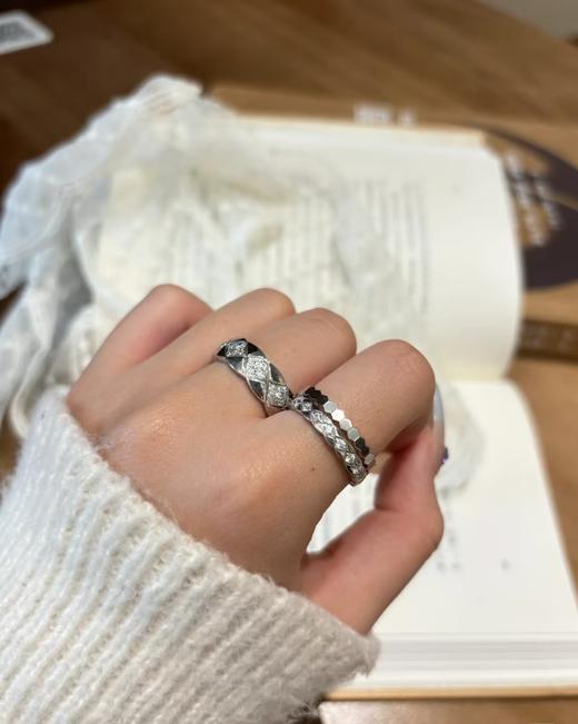 TB36-香奈儿菱格纹宽版镶钻戒指（XK） 商品图0