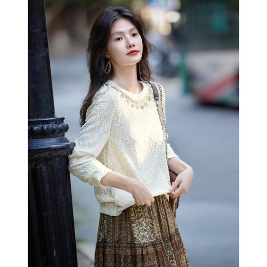 【周四狂欢价】熙世界甜美风减龄重工镂空刺绣钉珠圆领T恤上衣女短袖2025秋季新款 商品图4