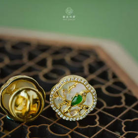 龢盒原创 羽翼轻抚四季流光 银镶翡翠扣式胸针