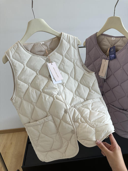 反季福利❗️气绒款/100%绵羊毛马甲男女款！秒杀市面同款，五防功能性面料，防风、防水、防钻、防坨、防污！大牌同款绗缝工艺！气绒版可轻柔模式机洗，羊毛版建议手洗 商品图4