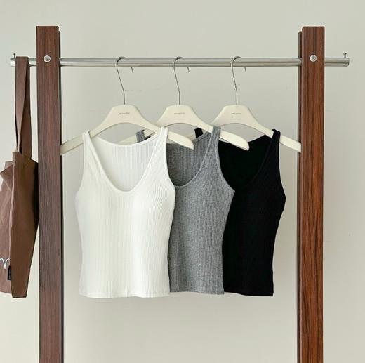 老米优品🎈3-5天。《杯垫一体 大U领纯色背心》亲肤面料裹着棉的软，穿搭少一件，松弛感多一分~~ 品质nice！BX250904A 商品图0