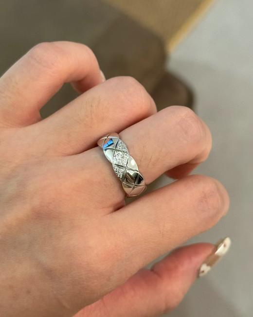 TB38-香奈儿菱格纹斜刘海镶钻戒指（XJ） 商品图1