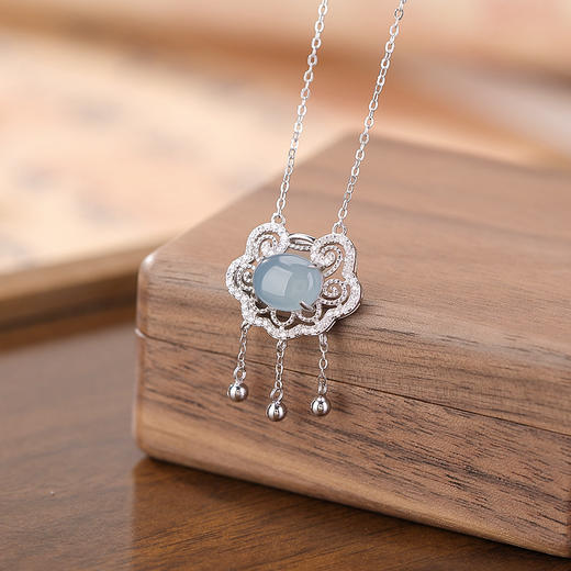 S925纯银蓝水翡翠镂空如意锁蛋面，流苏镶边锆石超闪文艺吊坠套链CW-DZ06587 商品图1