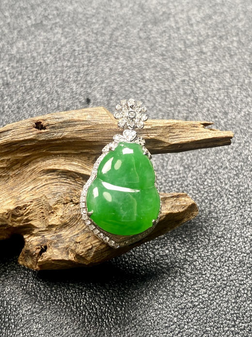 【FC0177】18K金镶嵌翡翠葫芦吊坠 色泽阳绿  玉质细腻 款式精致 商品图3