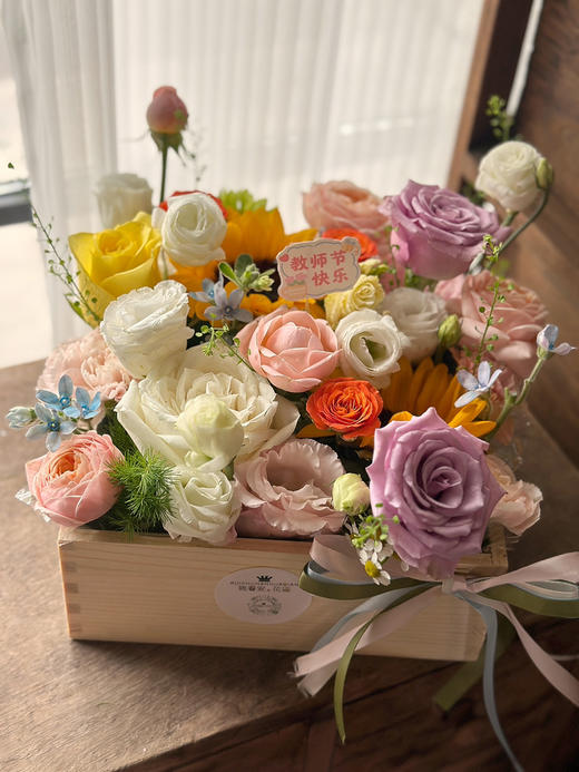 原木正方形花盒 带手提袋 木盒带花高度20厘米左右 宽度23厘米 可配送可自提 商品图2