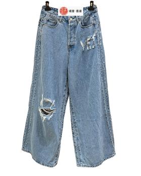 中性款破洞阔腿牛仔裤