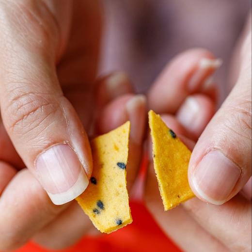 【地瓜酥】薄脆一口，甩掉油腻！健康酥脆，非油炸、纯薯芯、低温慢烤， 不加一滴水！ 锁住红薯天然香甜与营养，拒绝裹粉增厚！ 纯粹红薯原浆，慢火凝结成薄如蝉翼的3毫米真酥脆 商品图0