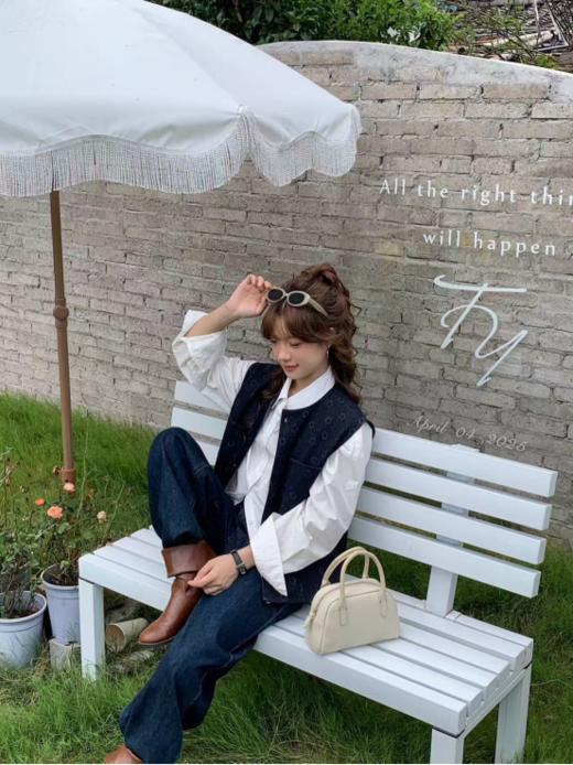 🤩【骆柒柒牛仔棉“花朵牛仔马甲”2535】🌈#复古马甲穿搭 #秋冬层次感穿搭， 🌟这件深蓝色马甲太好搭了！ 😎小花纹低调又精致，耐看不过时 木质色纽扣+双口袋💜 商品图5