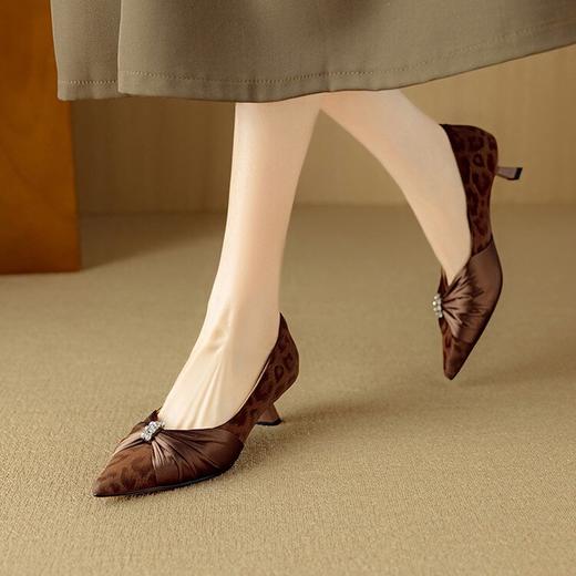 【预售5天】法式优雅丝绸羊皮复古风尖头水钻配裙子豹纹浅口单鞋女DB&M6183 商品图4