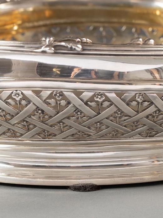 独角鹿西洋古董1880年代法国著名银器工坊CARDEILHAC签名出品莨苕花卉主题纯银精雕及镂雕装饰银镀金内壁双耳果樽 商品图3