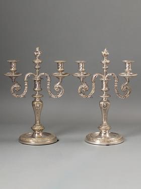 独角鹿西洋古董19世纪法国出品路易十五风格莨苕卷叶及贵族纹章肖像主题镀银精雕两枝头烛台一对