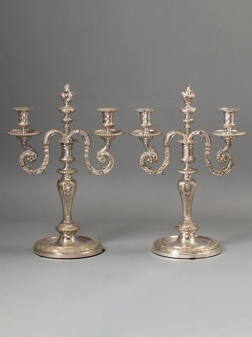 独角鹿西洋古董19世纪法国出品路易十五风格莨苕卷叶及贵族纹章肖像主题镀银精雕两枝头烛台一对 商品图0