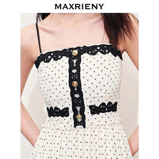 玛克门店发货：【黑白优雅主义-商场同款新品】复古风情百褶波点吊带连衣(货号:MC85DR056) 商品图2