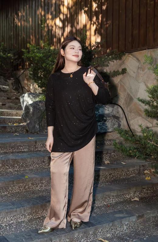 现货！👍今日秒发货【设计师原创  初秋打底衫】亲肤柔软，类似莫代尔手感！下摆不规则，灵动感、时髦感秋季新款，经典圆领套头款~显瘦、多种穿法，强烈推荐入手2个颜色，面料69.1%聚酯纤维30.9%粘纤 商品图5