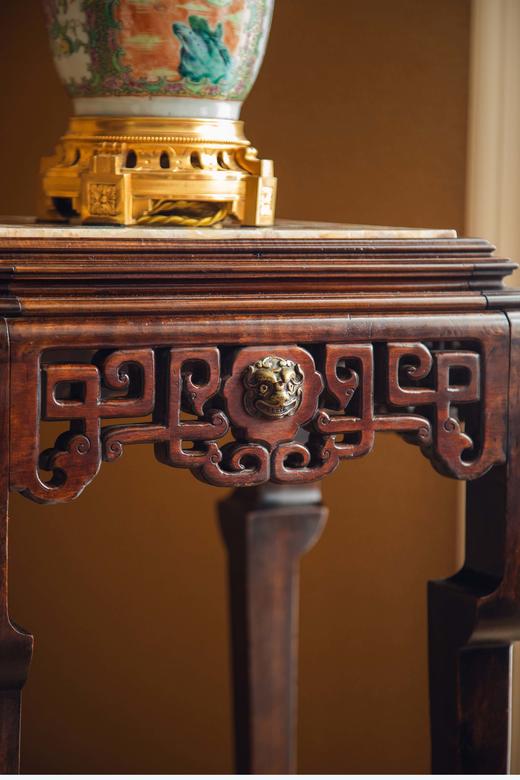 独角鹿西洋古董19世纪法国出品VIARDOT东方风格瑞兽造型铜鎏金精雕装饰吉祥回纹硬木镂雕嵌棋盘格大理石台面花几 商品图2