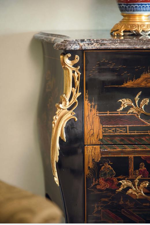 独角鹿西洋古董20世纪下半叶法国出品东方风格大理石台面嵌卷叶纹铜鎏金精雕装饰山水楼阁主题黑漆地款彩边柜 商品图2