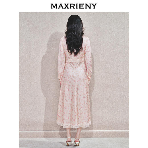 MAXRIENY秋日氛围感温柔连衣裙蕾丝拼漫珍珠纽扣立体花浅色系穿搭(货号:MS85DR773) 商品图3