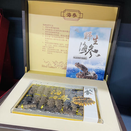 【滋补高定礼盒】干海参/鲍鱼/即食海参任君选择，经过高汤鲜炖，真材实料，营养搭配。海参饱满丰腴，黑亮的表皮在鲍汁的润泽下闪耀着诱人的光泽，那细腻的肉质仿佛在诉说着大海的馈赠。 商品图4