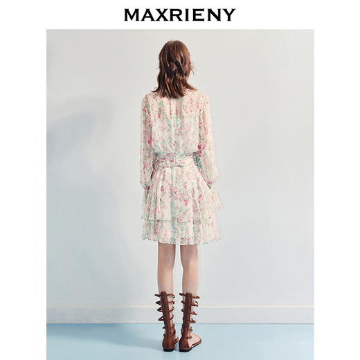 MAXRIENY优雅度假风碎花连衣裙25夏款抽褶收腰浪漫印花晕染(货号:MF86DR011) 商品图3