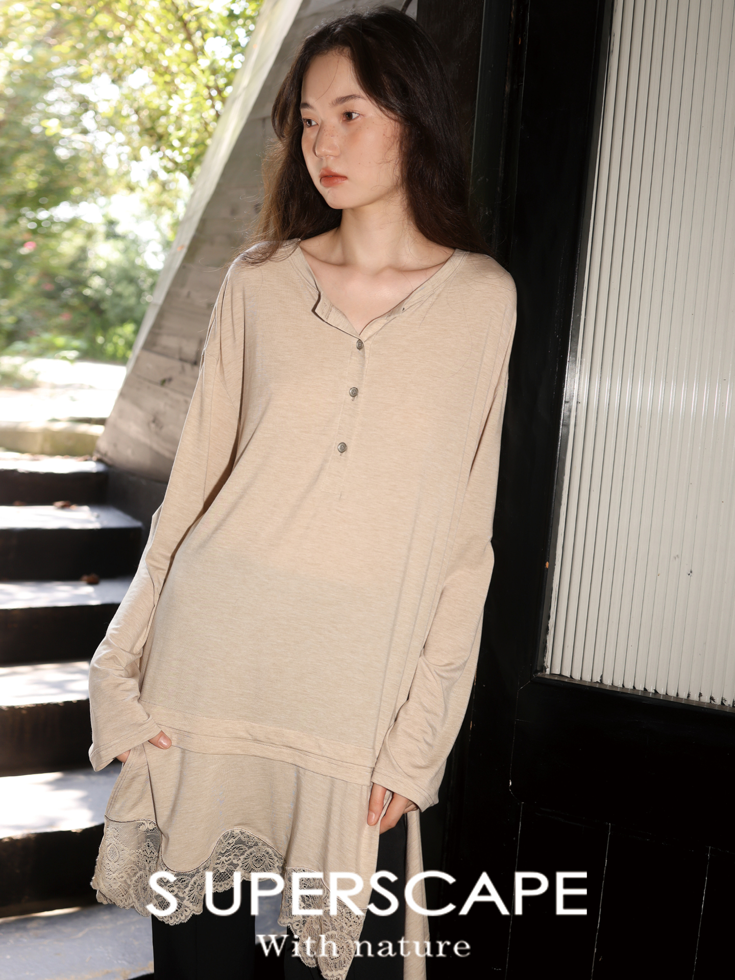 素舶 羊毛混纺亨利领不规则蕾丝边下摆宽松长袖T恤