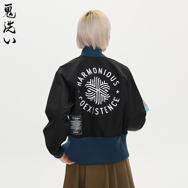 ONIARAI/鬼洗25秋季黑标和谐共处标语图腾高腰棒球外套女 A340015