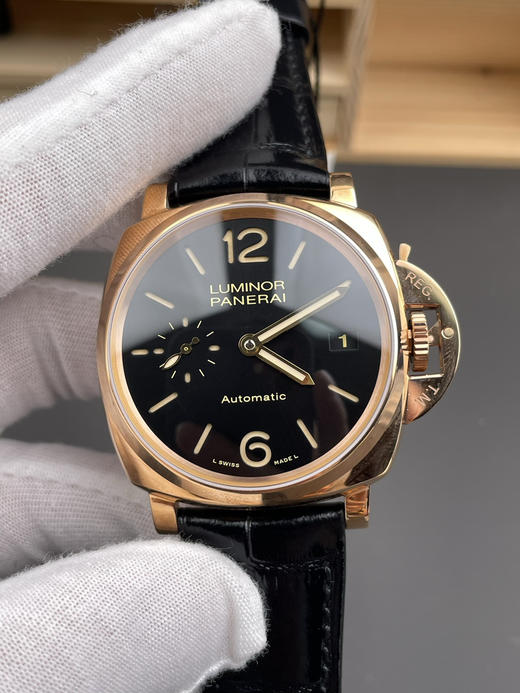 VS沛纳海pam908 优雅典范红金腕表！一款适合亚洲手腕的红金腕表。男士腕表，皮表带，自动机械机芯，透底。 商品图4