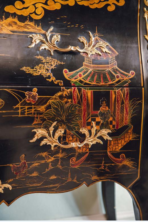 独角鹿西洋古董20世纪下半叶法国出品东方风格大理石台面嵌卷叶纹铜鎏金精雕装饰山水楼阁主题黑漆地款彩边柜 商品图4