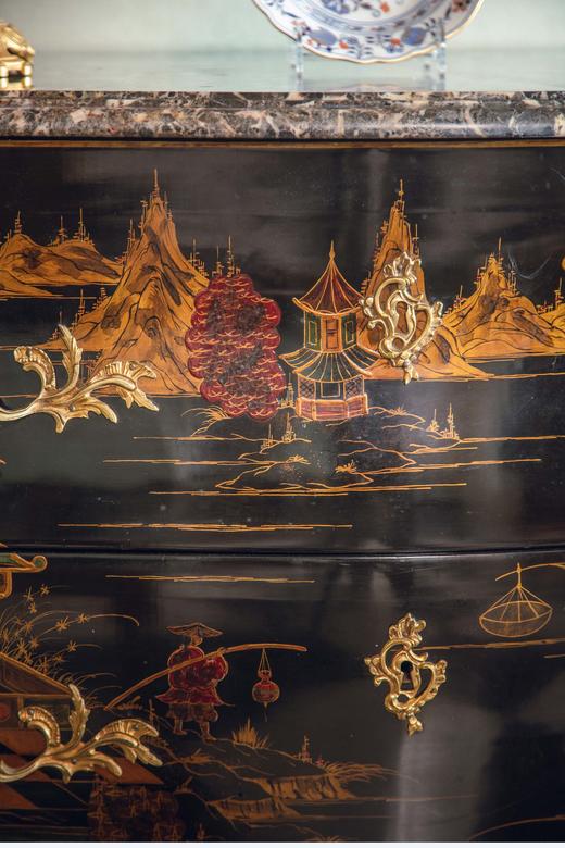 独角鹿西洋古董20世纪下半叶法国出品东方风格大理石台面嵌卷叶纹铜鎏金精雕装饰山水楼阁主题黑漆地款彩边柜 商品图5